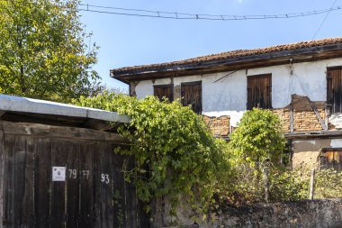 SVEZHEN, BULGARIA - SEPTEMBER 7, 2020: Otantik 19. yüzyıl evleriyle Svezhen Köyü, Filibe Bölgesi, Bulgaristan