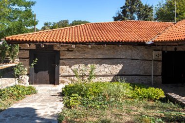 BRASHLYAN, BULGARIA - 30 AĞUSTOS 2020: Bulgaristan 'ın Burgaz Bölgesi' nin tarihi Brashlyan kasabasındaki 19. yüzyıl evleri