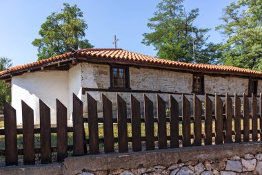 BRASHLYAN, BULGARIA - 30 AĞUSTOS 2020: Bulgaristan 'ın Burgaz Bölgesi' nin tarihi Brashlyan kasabasındaki 19. yüzyıl evleri