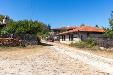 BRASHLYAN, BULGARIA - 30 AĞUSTOS 2020: Bulgaristan 'ın Burgaz Bölgesi' nin tarihi Brashlyan kasabasındaki 19. yüzyıl evleri
