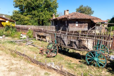 BRASHLYAN, BULGARIA - 30 AĞUSTOS 2020: Bulgaristan 'ın Burgaz Bölgesi' nin tarihi Brashlyan kasabasındaki 19. yüzyıl evleri