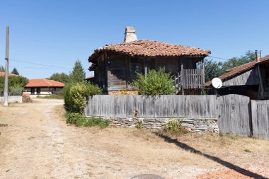 BRASHLYAN, BULGARIA - 30 AĞUSTOS 2020: Bulgaristan 'ın Burgaz Bölgesi' nin tarihi Brashlyan kasabasındaki 19. yüzyıl evleri