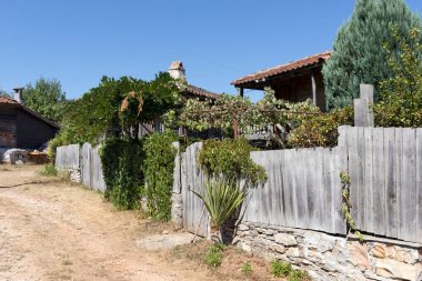 BRASHLYAN, BULGARIA - 30 AĞUSTOS 2020: Bulgaristan 'ın Burgaz Bölgesi' nin tarihi Brashlyan kasabasındaki 19. yüzyıl evleri