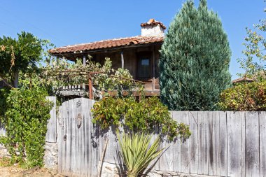 BRASHLYAN, BULGARIA - 30 AĞUSTOS 2020: Bulgaristan 'ın Burgaz Bölgesi' nin tarihi Brashlyan kasabasındaki 19. yüzyıl evleri