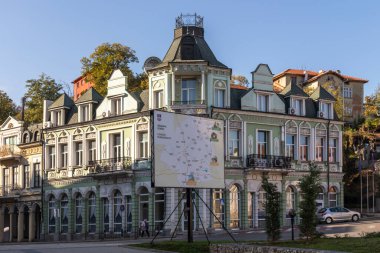 LOVECH, BULGARIA - 8 Kasım 2020: Bulgaristan 'ın Lovech kentinin merkezinin sonbahar panoraması