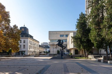 LOVECH, BULGARIA - 8 Kasım 2020: Bulgaristan 'ın Lovech kentinin merkezinin sonbahar panoraması
