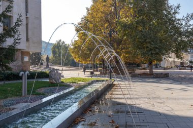 LOVECH, BULGARIA - 8 Kasım 2020: Bulgaristan 'ın Lovech kentinin merkezinin sonbahar panoraması