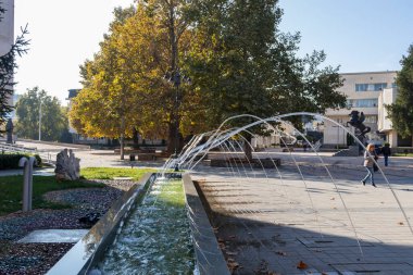 LOVECH, BULGARIA - 8 Kasım 2020: Bulgaristan 'ın Lovech kentinin merkezinin sonbahar panoraması