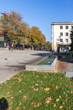 LOVECH, BULGARIA - 8 Kasım 2020: Bulgaristan 'ın Lovech kentinin merkezinin sonbahar panoraması