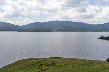 Belmeken Barajı 'nın muhteşem manzarası, Rila dağı, Bulgaristan