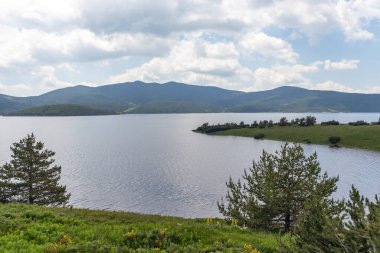 Belmeken Barajı 'nın muhteşem manzarası, Rila dağı, Bulgaristan