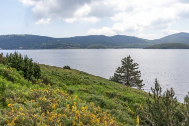 Belmeken Barajı 'nın muhteşem manzarası, Rila dağı, Bulgaristan