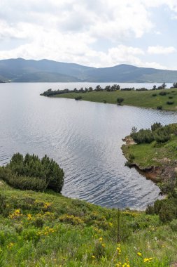 Belmeken Barajı 'nın muhteşem manzarası, Rila dağı, Bulgaristan