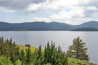 Belmeken Barajı 'nın muhteşem manzarası, Rila dağı, Bulgaristan