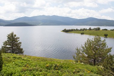 Belmeken Barajı 'nın muhteşem manzarası, Rila dağı, Bulgaristan