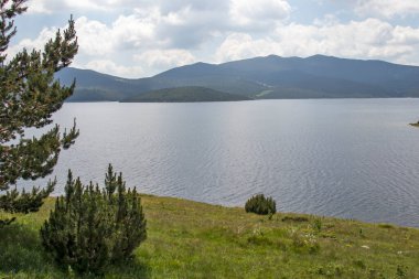 Belmeken Barajı 'nın muhteşem manzarası, Rila dağı, Bulgaristan