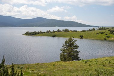 Belmeken Barajı 'nın muhteşem manzarası, Rila dağı, Bulgaristan