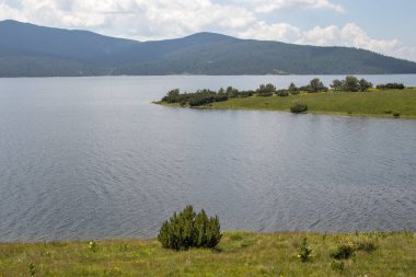 Belmeken Barajı 'nın muhteşem manzarası, Rila dağı, Bulgaristan
