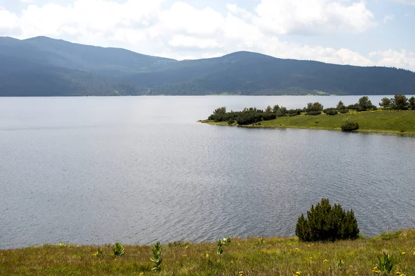 Belmeken Barajı 'nın muhteşem manzarası, Rila dağı, Bulgaristan