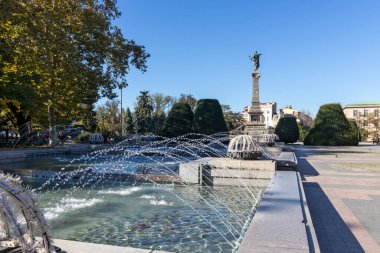 RUSE, BULGARIA -NOVEMBER 2, 2020: Bulgaristan 'ın Ruse kentinin merkezinde Özgürlük Anıtı