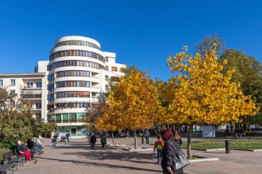 RUSE, BULGARIA -NOVEMBER 2, 2020: Bulgaristan 'ın Ruse kentinin merkezindeki Tipik İnşaat ve Sokak