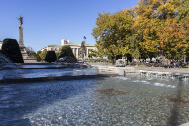 RUSE, BULGARIA -NOVEMBER 2, 2020: Bulgaristan 'ın Ruse kentinin merkezinde Özgürlük Anıtı