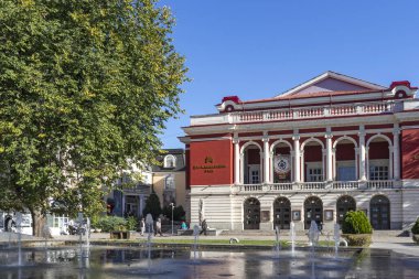 RUSE, BULGARIA -NOVEMBER 2, 2020: Bulgaristan 'ın Rusya kentinin merkezinde Devlet Operası İnşa Edilmesi