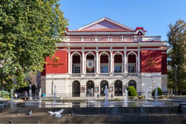 RUSE, BULGARIA -NOVEMBER 2, 2020: Bulgaristan 'ın Rusya kentinin merkezinde Devlet Operası İnşa Edilmesi