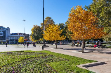 RUSE, BULGARIA -NOVEMBER 2, 2020: Bulgaristan 'ın Ruse kentinin merkezindeki Tipik İnşaat ve Sokak