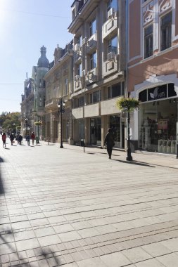 RUSE, BULGARIA -NOVEMBER 2, 2020: Bulgaristan 'ın Ruse kentinin merkezindeki Tipik İnşaat ve Sokak