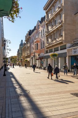 RUSE, BULGARIA -NOVEMBER 2, 2020: Bulgaristan 'ın Ruse kentinin merkezindeki Tipik İnşaat ve Sokak