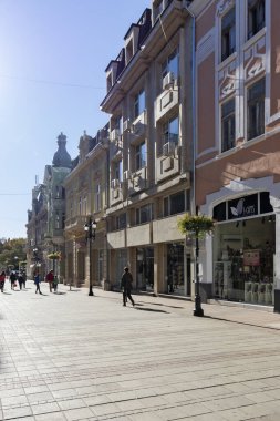 RUSE, BULGARIA -NOVEMBER 2, 2020: Bulgaristan 'ın Ruse kentinin merkezindeki Tipik İnşaat ve Sokak