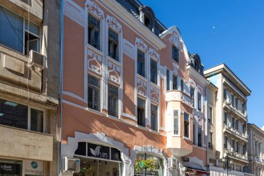 RUSE, BULGARIA -NOVEMBER 2, 2020: Bulgaristan 'ın Ruse kentinin merkezindeki Tipik İnşaat ve Sokak