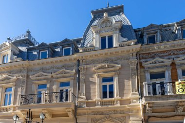 RUSE, BULGARIA -NOVEMBER 2, 2020: Bulgaristan 'ın Ruse kentinin merkezindeki Tipik İnşaat ve Sokak