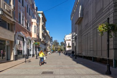 RUSE, BULGARIA -NOVEMBER 2, 2020: Bulgaristan 'ın Ruse kentinin merkezindeki Tipik İnşaat ve Sokak