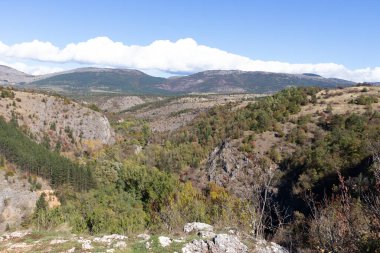Nishava nehir boğazının sonbahar manzarası, Balkan Dağları, Bulgaristan
