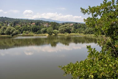 Pancharevo Gölü yaz manzarası, Sofya şehir bölgesi, Bulgaristan