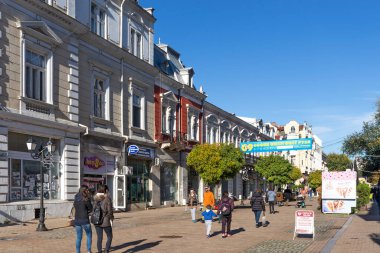 RUSE, BULGARIA -NOVEMBER 2, 2020: Bulgaristan 'ın Ruse kentinin merkezindeki Tipik İnşaat ve Sokak