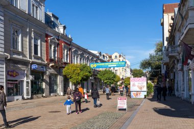 RUSE, BULGARIA -NOVEMBER 2, 2020: Bulgaristan 'ın Ruse kentinin merkezindeki Tipik İnşaat ve Sokak