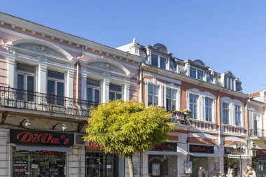 RUSE, BULGARIA -NOVEMBER 2, 2020: Bulgaristan 'ın Ruse kentinin merkezindeki Tipik İnşaat ve Sokak