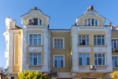 RUSE, BULGARIA -NOVEMBER 2, 2020: Bulgaristan 'ın Ruse kentinin merkezindeki Tipik İnşaat ve Sokak