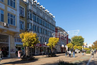 RUSE, BULGARIA -NOVEMBER 2, 2020: Bulgaristan 'ın Ruse kentinin merkezindeki Tipik İnşaat ve Sokak