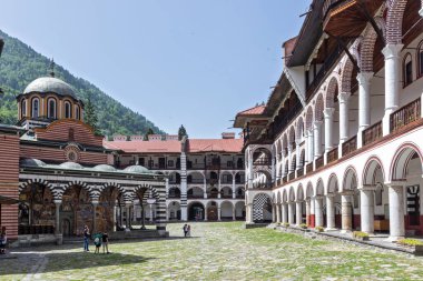 RILA MONASTERY, BULGARIA - 24 Haziran 2021: Rila (Rila Manastırı), Kyustendil Bölgesi, Bulgaristan 'daki Saint Ivan (John) Manastırı' nın iç manzarası