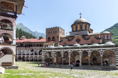 RILA MONASTERY, BULGARIA - 24 Haziran 2021: Rila (Rila Manastırı), Kyustendil Bölgesi, Bulgaristan 'daki Saint Ivan (John) Manastırı' nın iç manzarası