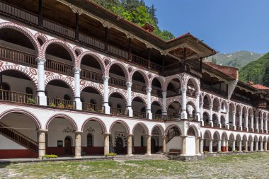 RILA MONASTERY, BULGARIA - 24 Haziran 2021: Rila (Rila Manastırı), Kyustendil Bölgesi, Bulgaristan 'daki Saint Ivan (John) Manastırı' nın iç manzarası
