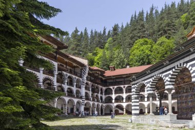RILA MONASTERY, BULGARIA - 24 Haziran 2021: Rila (Rila Manastırı), Kyustendil Bölgesi, Bulgaristan 'daki Saint Ivan (John) Manastırı' nın iç manzarası