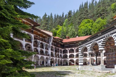 RILA MONASTERY, BULGARIA - 24 Haziran 2021: Rila (Rila Manastırı), Kyustendil Bölgesi, Bulgaristan 'daki Saint Ivan (John) Manastırı' nın iç manzarası