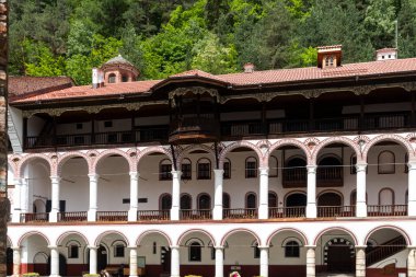 RILA MONASTERY, BULGARIA - 24 Haziran 2021: Rila (Rila Manastırı), Kyustendil Bölgesi, Bulgaristan 'daki Saint Ivan (John) Manastırı' nın iç manzarası