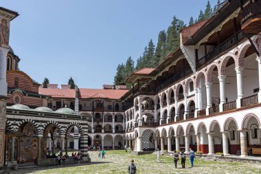 RILA MONASTERY, BULGARIA - 24 Haziran 2021: Rila (Rila Manastırı), Kyustendil Bölgesi, Bulgaristan 'daki Saint Ivan (John) Manastırı' nın iç manzarası