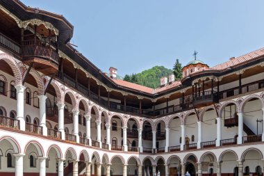 RILA MONASTERY, BULGARIA - 24 Haziran 2021: Rila (Rila Manastırı), Kyustendil Bölgesi, Bulgaristan 'daki Saint Ivan (John) Manastırı' nın iç manzarası